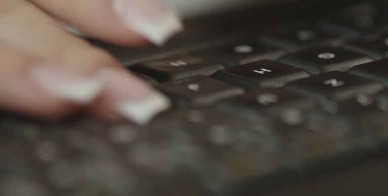 Finger tippen auf Tastatur