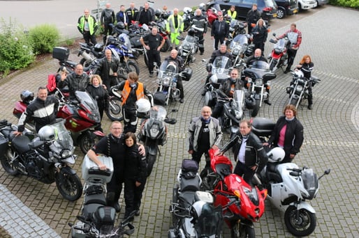 GRUPPE-MIT-MOTORRAD-KPL-IMG_2465