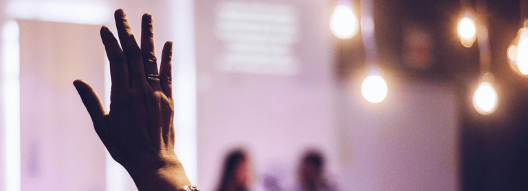 Handmeldung während Seminar