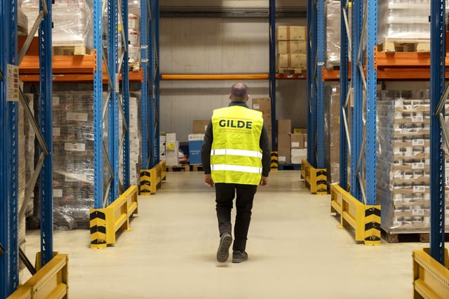 Person mit Warnweste im Lager