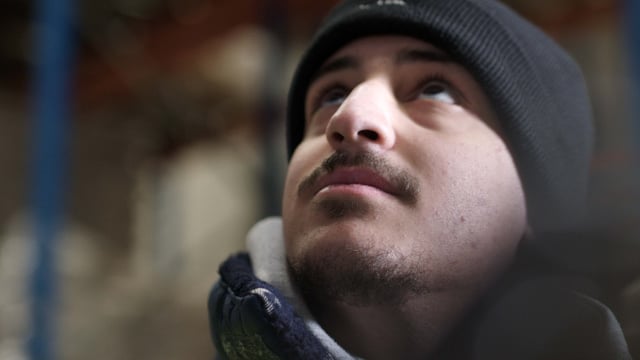 Nahaufnahme einer Person, die nach oben blickt