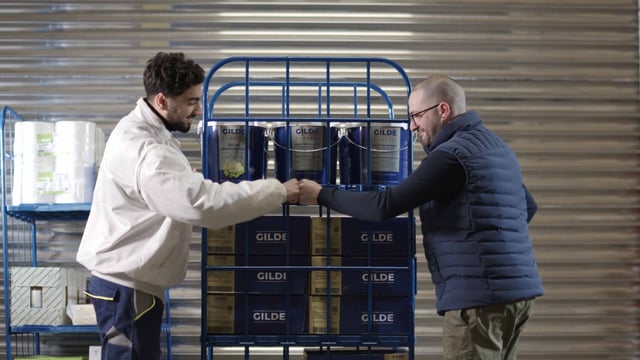 Zwei Mitarbeiter an einem Gitterboxwagen