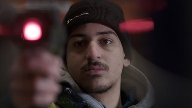 Person mit Handscanner