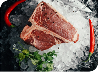 Ein Stück rohes Fleisch auf Crushed-Eis