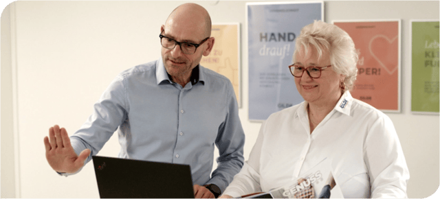 Die beiden Vorstände der GILDE am Laptop