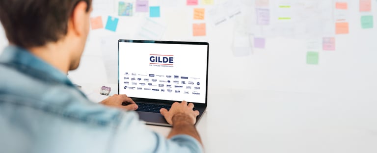 Laptop mit den Logos der GILDE-Partner