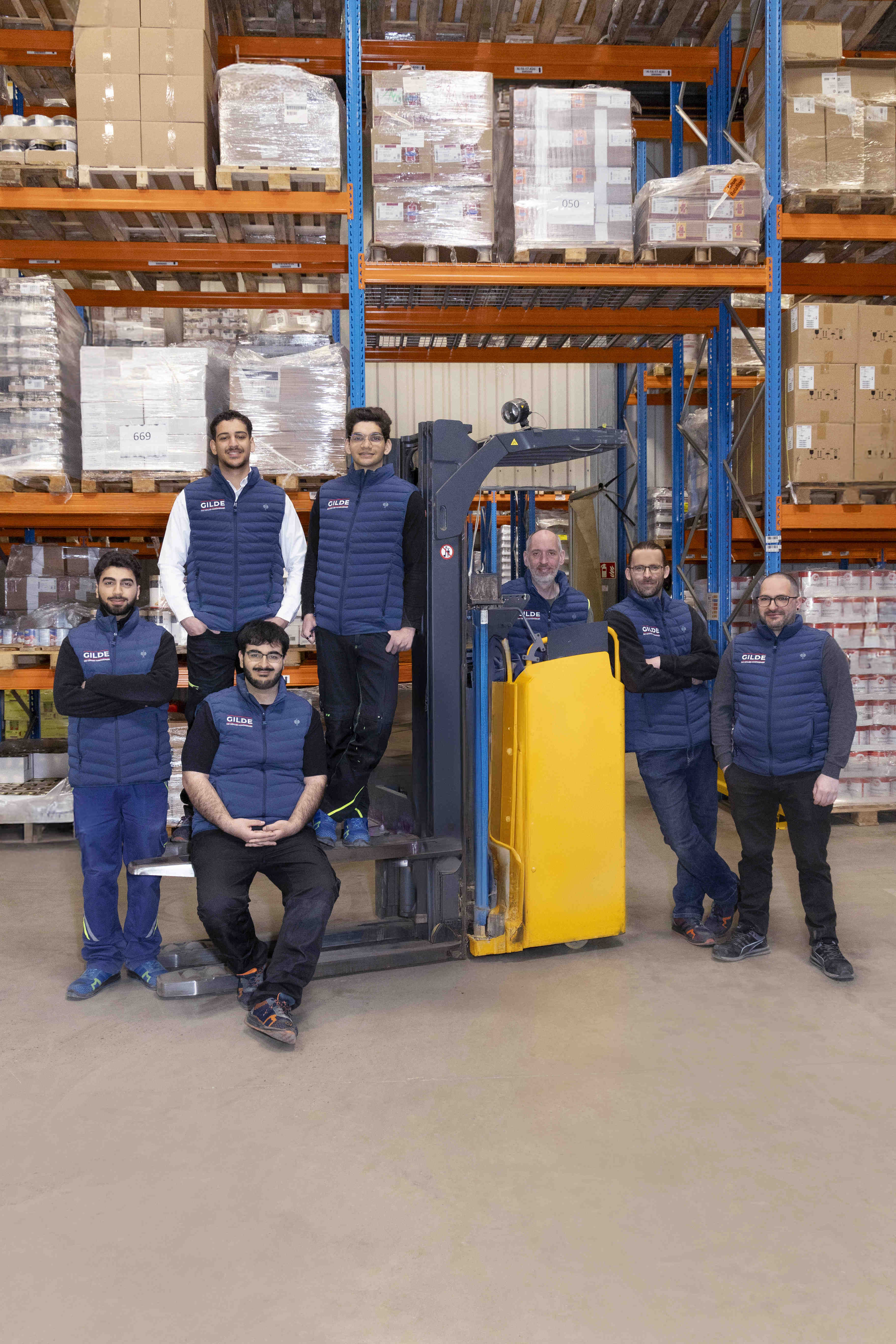 GFL-Mitarbeiter posieren vor Gabelstabler